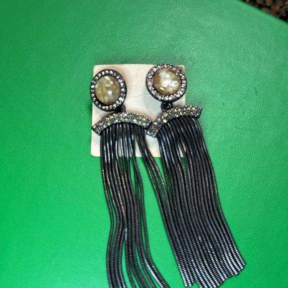 Camila Klein. Pearl and fringe earrings - Picture 2 of 3